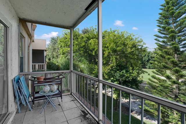 8400 LAGOS DE CAMPO Boulevard 305, Tamarac, FL 33321