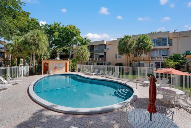 8400 LAGOS DE CAMPO Boulevard 305, Tamarac, FL 33321