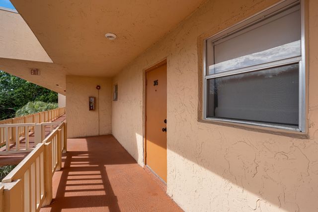 8400 LAGOS DE CAMPO Boulevard 305, Tamarac, FL 33321