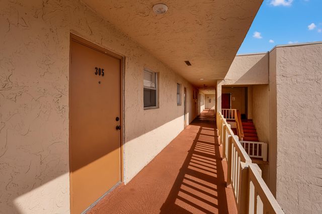 8400 LAGOS DE CAMPO Boulevard 305, Tamarac, FL 33321
