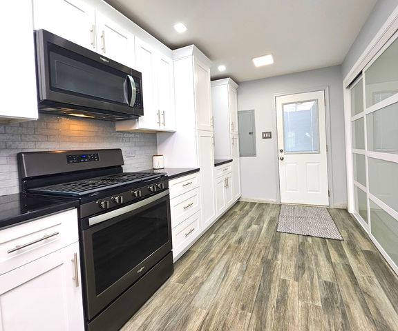 7806 W 83rd Street, Bridgeview, IL 60455