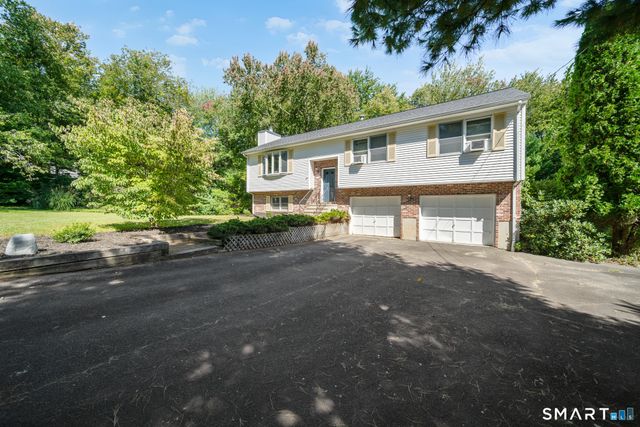 8 Wills Road, Newtown, CT 06470