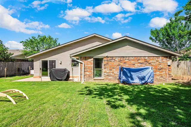 2309 NW Robinhood Dr, Lawton, OK 73505