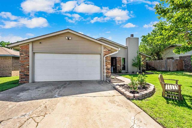 2309 NW Robinhood Dr, Lawton, OK 73505