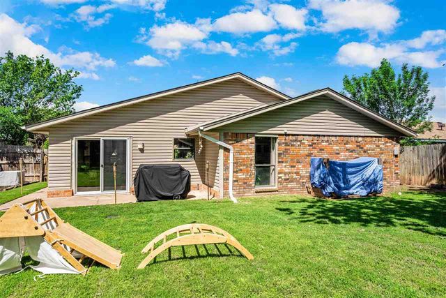 2309 NW Robinhood Dr, Lawton, OK 73505