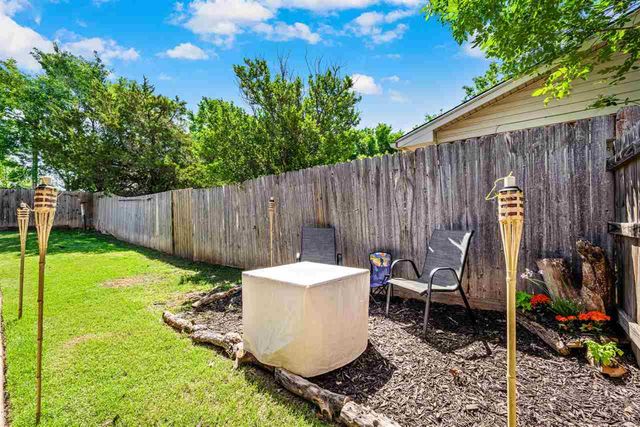 2309 NW Robinhood Dr, Lawton, OK 73505