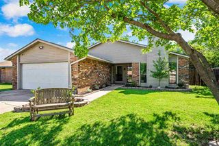 2309 NW Robinhood Dr, Lawton, OK 73505