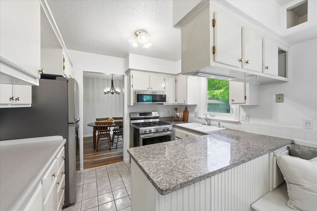 6433 Cavell Avenue N, Brooklyn Park, MN 55428