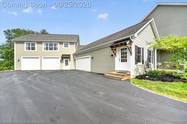 918 Gray Fox Court, Howell, MI 48843