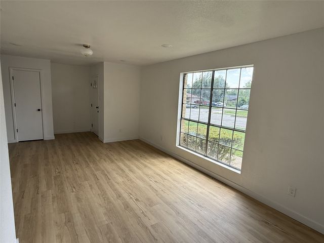6355 Hanger Park Drive, Forest Hill, TX 76119