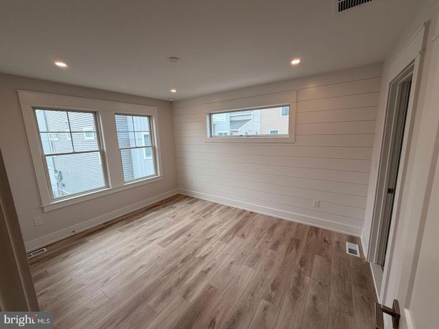 4 W SUMNER AVE, Long Beach Township, NJ 08008