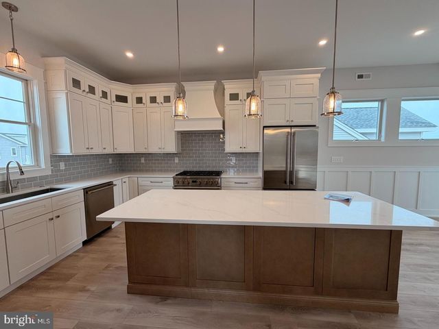 4 W SUMNER AVE, Long Beach Township, NJ 08008