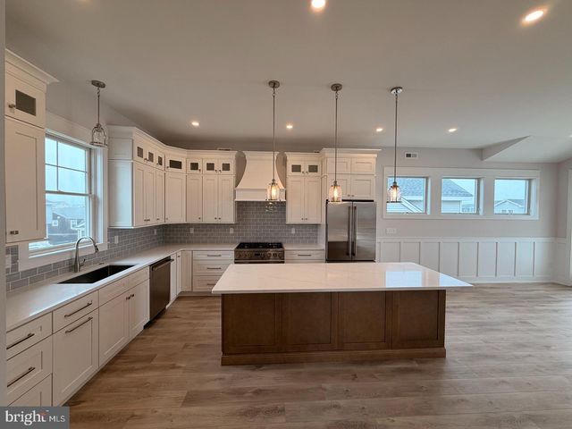 4 W SUMNER AVE, Long Beach Township, NJ 08008