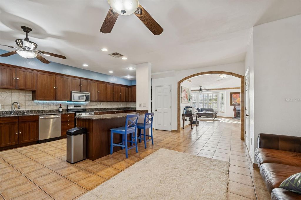 Image 11 of property listing at 2786 COUNTRYSIDE BOULEVARD 2, Clearwater, FL 33761