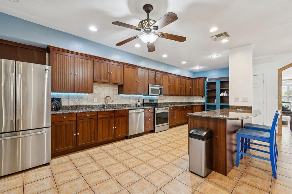 Image 12 of property listing at 2786 COUNTRYSIDE BOULEVARD 2, Clearwater, FL 33761