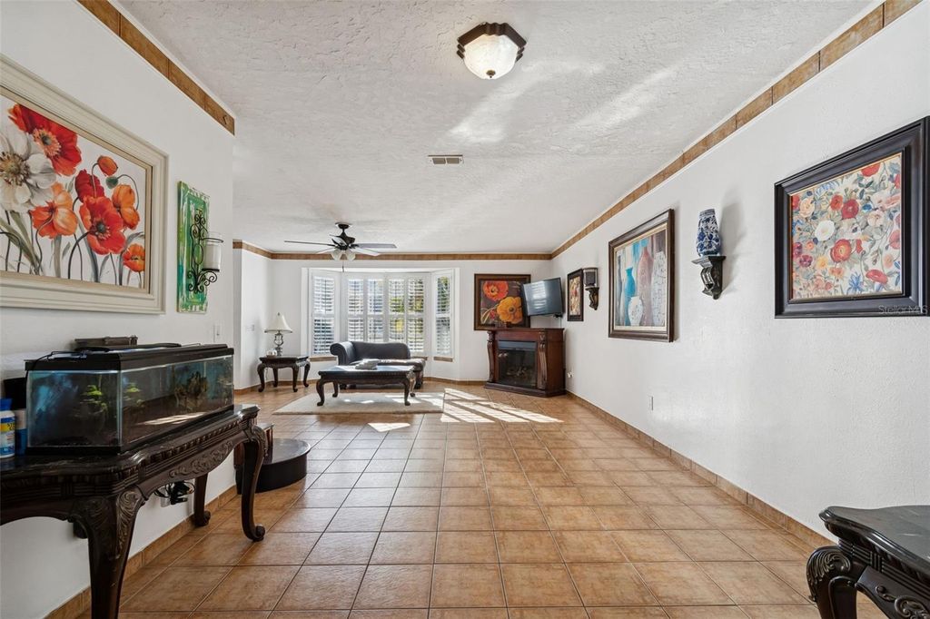 Image 8 of property listing at 2786 COUNTRYSIDE BOULEVARD 2, Clearwater, FL 33761