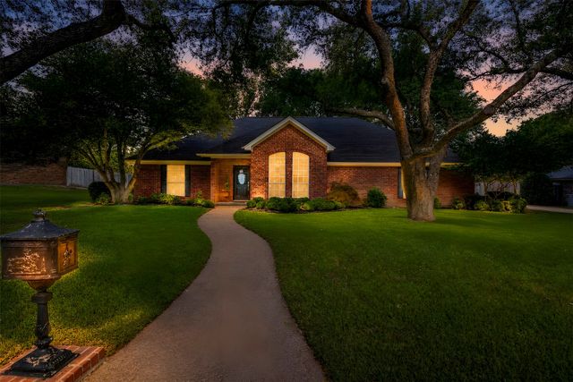 926 Canyon Drive, Cleburne, TX 76033