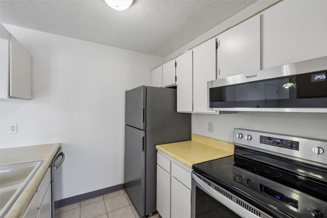 1831 Fuller Road 13, West Des Moines, IA 50265