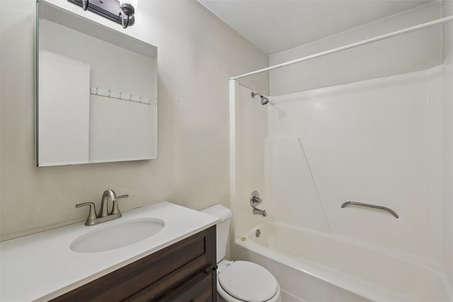 1831 Fuller Road 13, West Des Moines, IA 50265