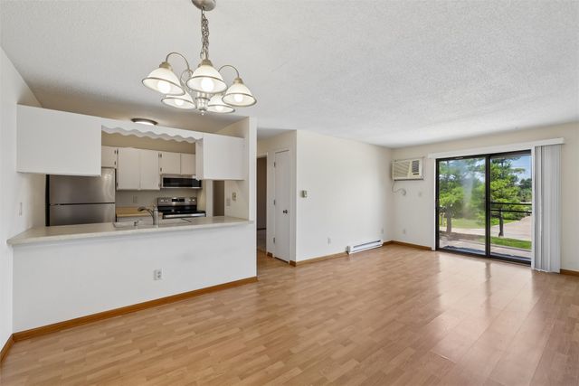 1831 Fuller Road 13, West Des Moines, IA 50265