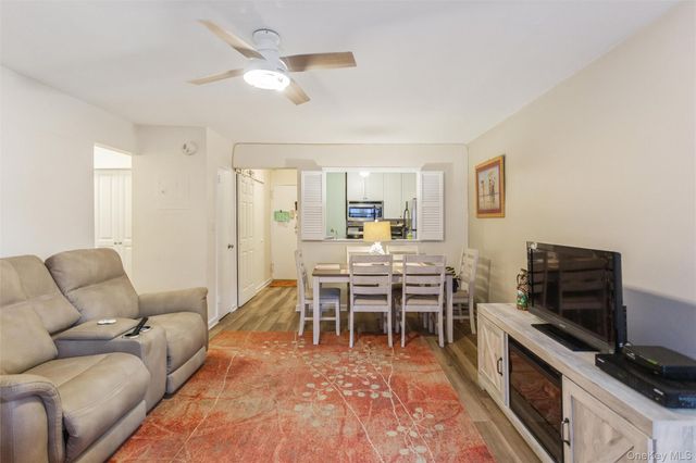 370 W. Broadway 2X, Long Beach, NY 11561