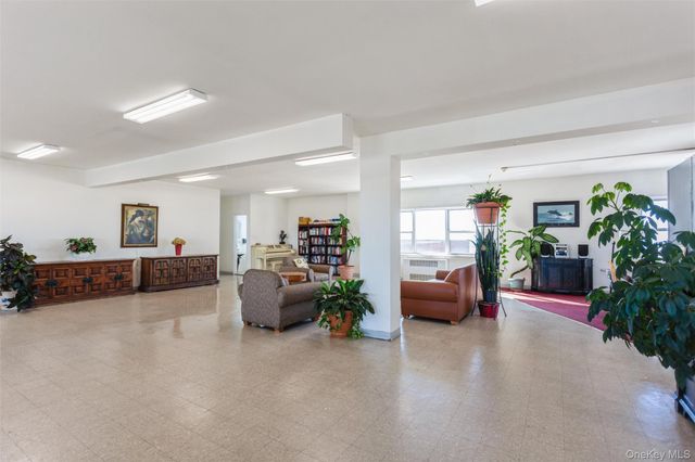 370 W. Broadway 2X, Long Beach, NY 11561