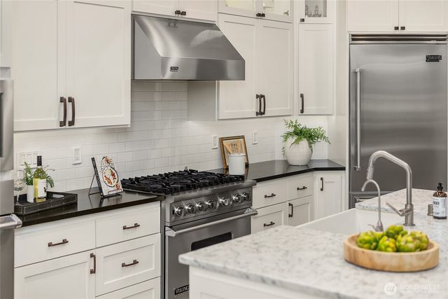 7835 Ledgestone Loop NE, Bainbridge Island, WA 98110