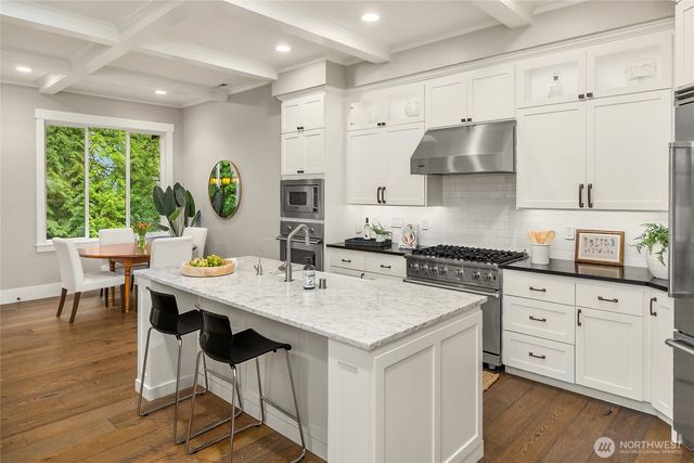 7835 Ledgestone Loop NE, Bainbridge Island, WA 98110