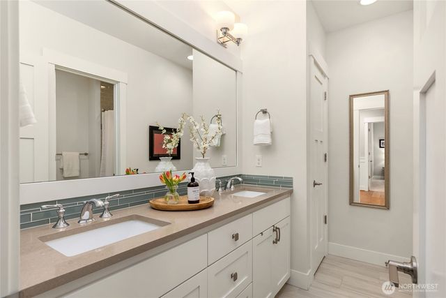 7835 Ledgestone Loop NE, Bainbridge Island, WA 98110