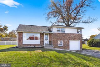2440 SCHOOLHOUSE LN, York, PA 17402