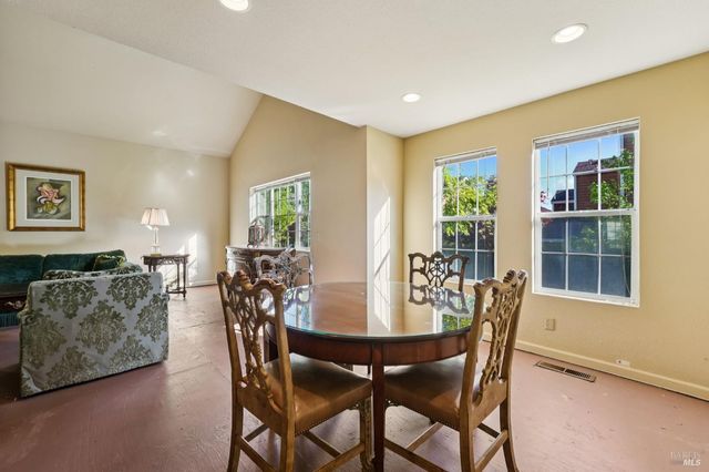 2633 Spring Oaks Dr, Santa Rosa, CA 95405