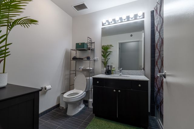 235 W Van Buren Street 1809, Chicago, IL 60607