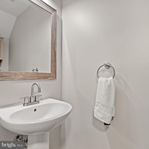 5117 DONOVAN DR, Alexandria, VA 22304