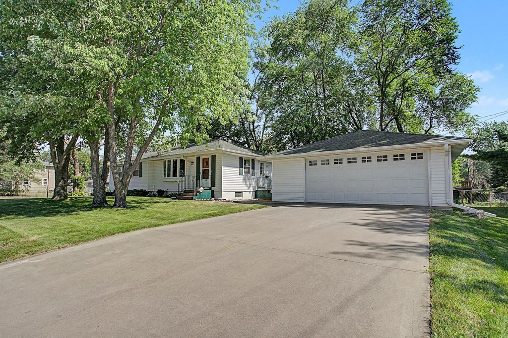 160 109th Avenue NE, Blaine, MN 55434