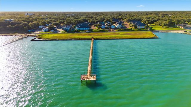 8 Primrose Dr, Rockport, TX 78382