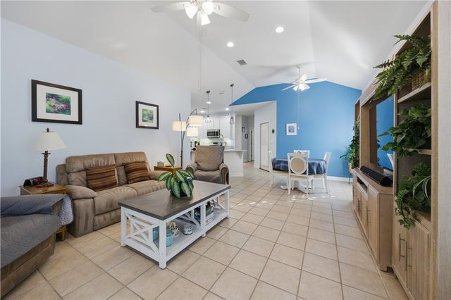 8 Primrose Dr, Rockport, TX 78382