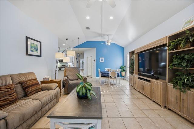 8 Primrose Dr, Rockport, TX 78382