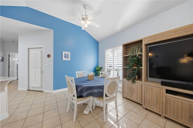 8 Primrose Dr, Rockport, TX 78382