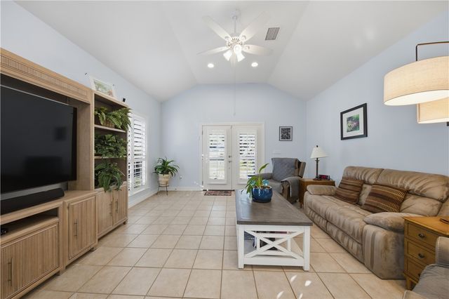 8 Primrose Dr, Rockport, TX 78382