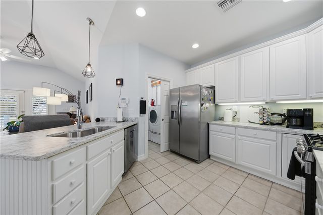 8 Primrose Dr, Rockport, TX 78382