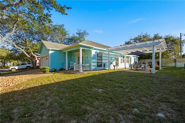 8 Primrose Dr, Rockport, TX 78382