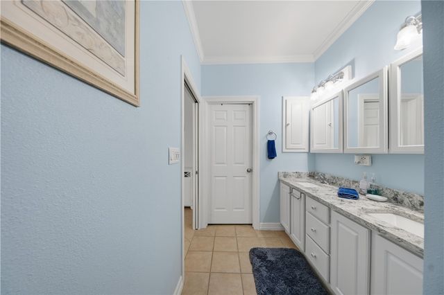 8 Primrose Dr, Rockport, TX 78382