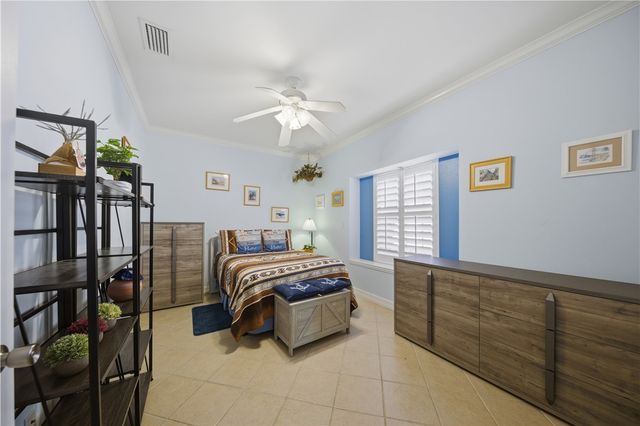 8 Primrose Dr, Rockport, TX 78382