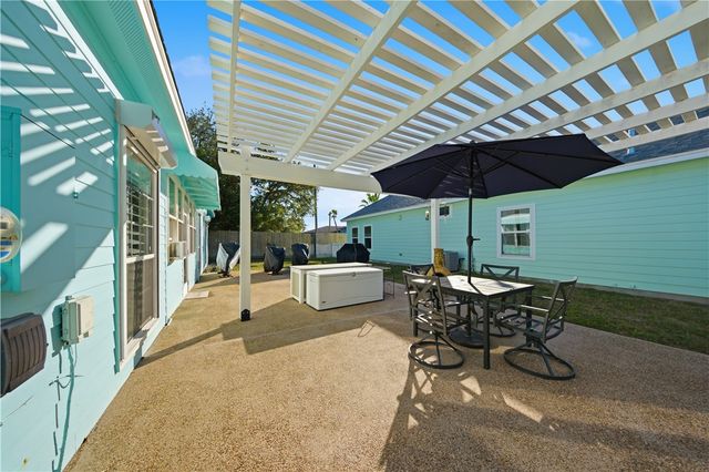 8 Primrose Dr, Rockport, TX 78382