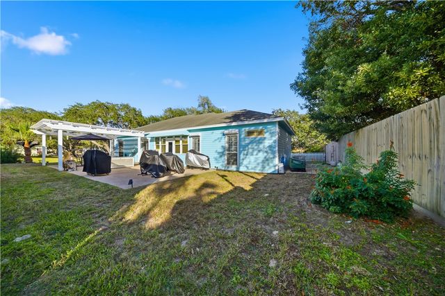 8 Primrose Dr, Rockport, TX 78382