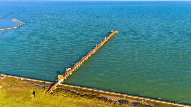 8 Primrose Dr, Rockport, TX 78382
