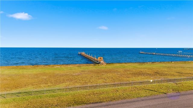 8 Primrose Dr, Rockport, TX 78382