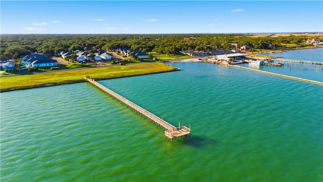 8 Primrose Dr, Rockport, TX 78382