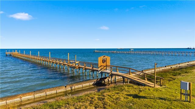 8 Primrose Dr, Rockport, TX 78382