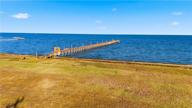8 Primrose Dr, Rockport, TX 78382